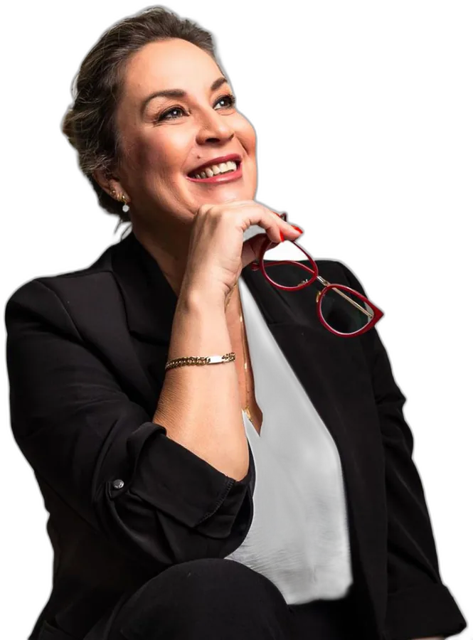 Sandra Palma sorrindo, segurando um material de referência sobre oratória